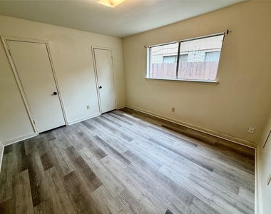 5015 Glendower Drive - Photo Thumbnail 11