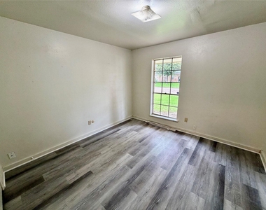 5015 Glendower Drive - Photo Thumbnail 10
