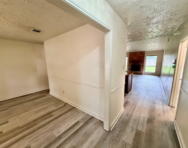 5015 Glendower Drive - Photo Thumbnail 2