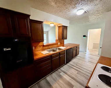 5015 Glendower Drive - Photo Thumbnail 5