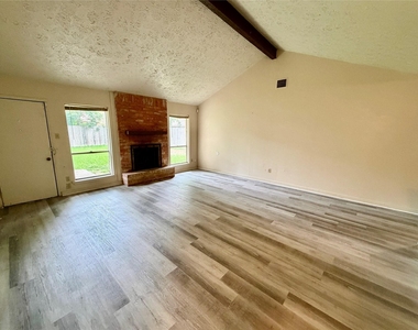 5015 Glendower Drive - Photo Thumbnail 7