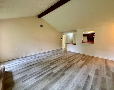 5015 Glendower Drive - Photo Thumbnail 6