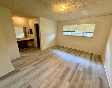 5015 Glendower Drive - Photo Thumbnail 8