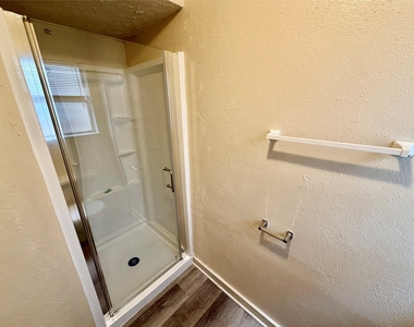 5015 Glendower Drive - Photo Thumbnail 9