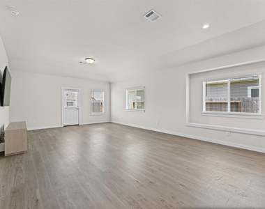 21409 Mary Myrtle Street - Photo Thumbnail 16