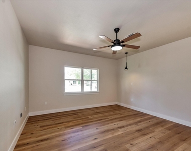 153 Bending Oaks Lane - Photo Thumbnail 13