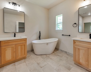 153 Bending Oaks Lane - Photo Thumbnail 15