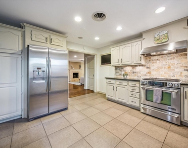 9813 Pine Lake Drive - Photo Thumbnail 10