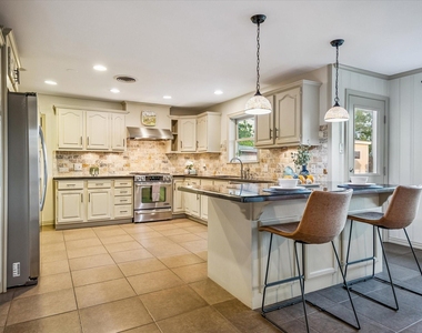 9813 Pine Lake Drive - Photo Thumbnail 8