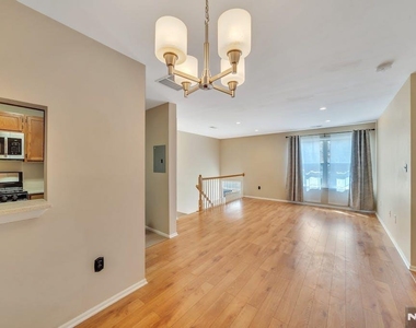 1041 Cumberland - Photo Thumbnail 4