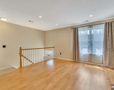 1041 Cumberland - Photo Thumbnail 2