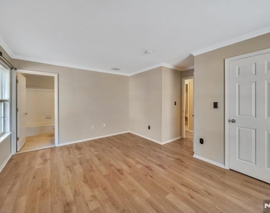 1041 Cumberland - Photo Thumbnail 9