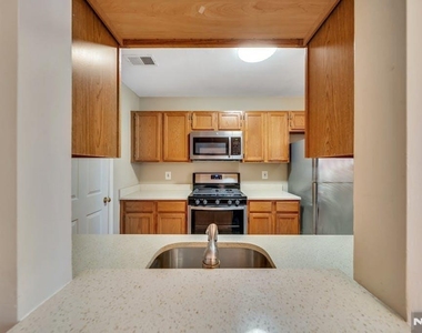 1041 Cumberland - Photo Thumbnail 7