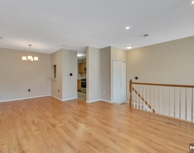1041 Cumberland - Photo Thumbnail 3