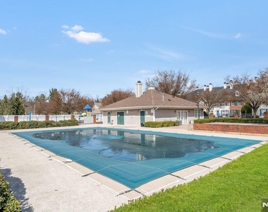 1041 Cumberland - Photo Thumbnail 15