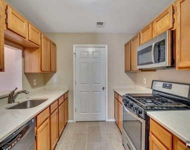 1041 Cumberland - Photo Thumbnail 5