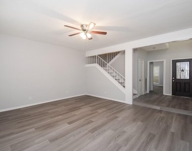201 Vanderpool Lane - Photo Thumbnail 4