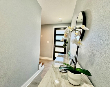 1914 Blodgett Street - Photo Thumbnail 8