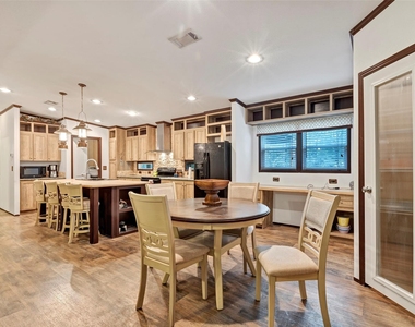 271 Shoreline Drive - Photo Thumbnail 11