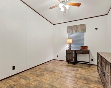 271 Shoreline Drive - Photo Thumbnail 15