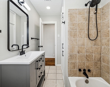 801 Woodcrest Drive - Photo Thumbnail 8