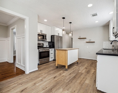 801 Woodcrest Drive - Photo Thumbnail 3