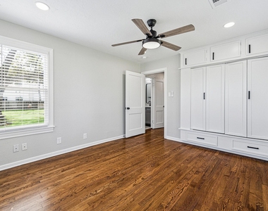 801 Woodcrest Drive - Photo Thumbnail 9