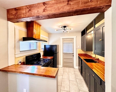 1018 Dunbar Street - Photo Thumbnail 12