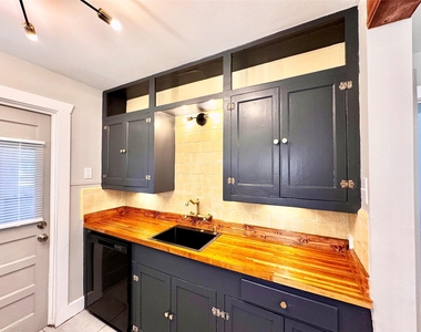 1018 Dunbar Street - Photo Thumbnail 15