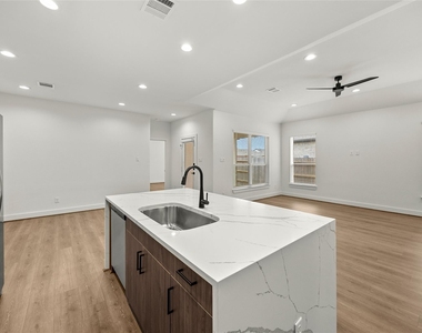 2710 Bronze Vista Drive - Photo Thumbnail 6