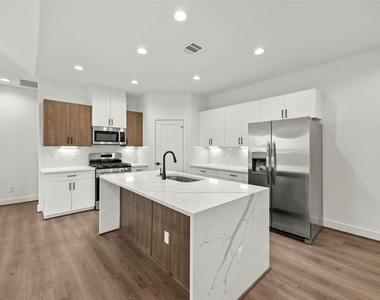 2710 Bronze Vista Drive - Photo Thumbnail 4