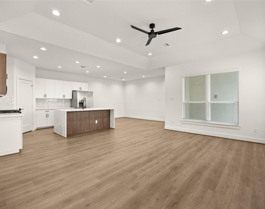 2710 Bronze Vista Drive - Photo Thumbnail 3