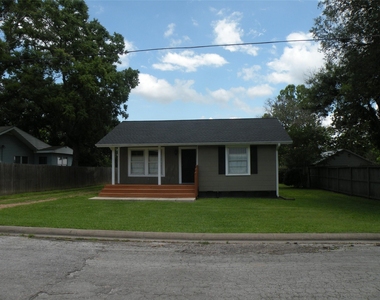 319 N Hunt Street N - Photo Thumbnail 1