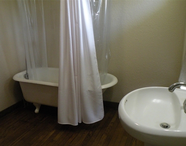 319 N Hunt Street N - Photo Thumbnail 6