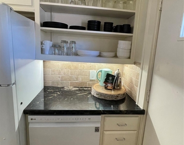 1604 Castle Court Street - Photo Thumbnail 11