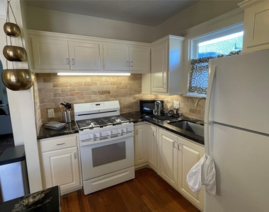 1604 Castle Court Street - Photo Thumbnail 10