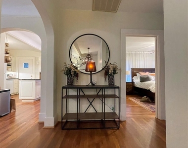 1604 Castle Court Street - Photo Thumbnail 4