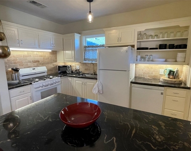 1604 Castle Court Street - Photo Thumbnail 9