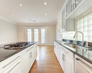 2124 Nantucket Drive - Photo Thumbnail 9