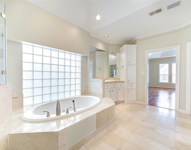 2124 Nantucket Drive - Photo Thumbnail 19