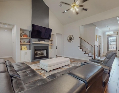 112 Pindo Palm Drive - Photo Thumbnail 12