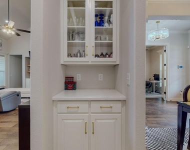 112 Pindo Palm Drive - Photo Thumbnail 6
