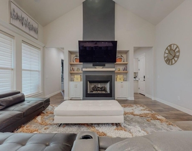 112 Pindo Palm Drive - Photo Thumbnail 14