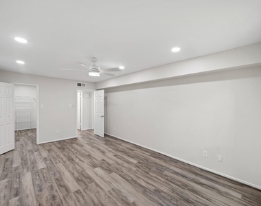 357 N Post Oak Lane - Photo Thumbnail 7