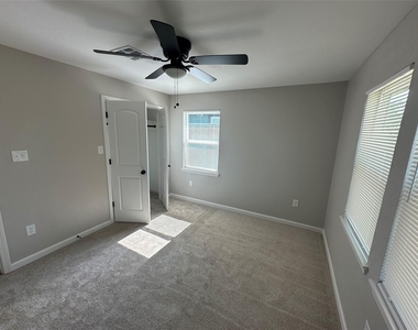 1041 Evanston Street - Photo Thumbnail 5