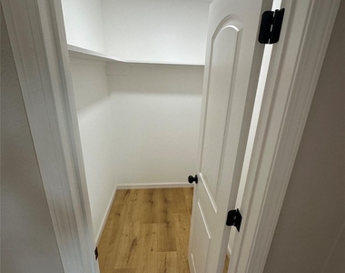 1041 Evanston Street - Photo Thumbnail 6