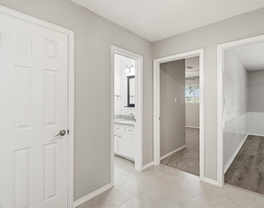 2119 Williamsburg Court S - Photo Thumbnail 3