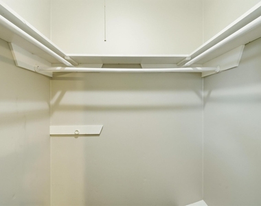 2119 Williamsburg Court S - Photo Thumbnail 13