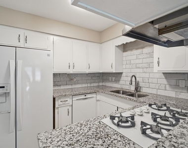 2119 Williamsburg Court S - Photo Thumbnail 7