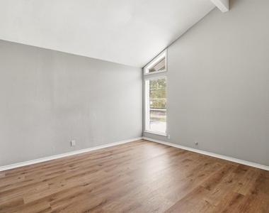 2119 Williamsburg Court S - Photo Thumbnail 2